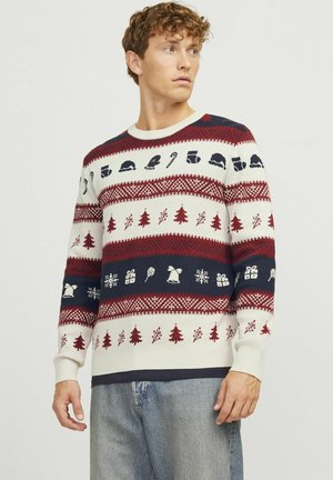 Gebreide feestdagen sweater in rood, marineblauw en crème, met patronen van bomen, cadeaus en seizoensiconen in een horizontaal streep ontwerp.
