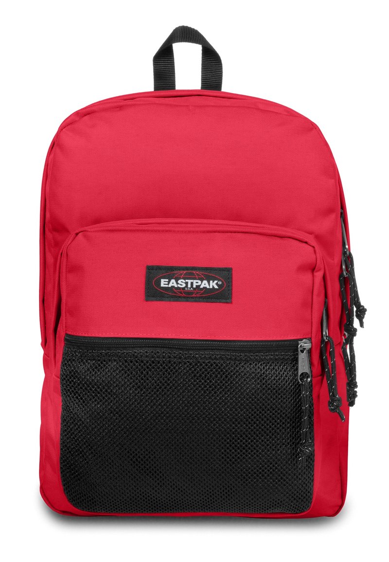 Mochila roja con un bolsillo delantero de malla negra texturizada, cierre con cremallera y un lazo superior reforzado para llevar. Presenta el logo de Eastpak de forma destacada.