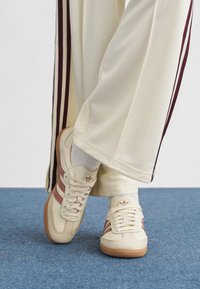adidas Originals SAMBA  - Joggesko - cream white  white   warm clay