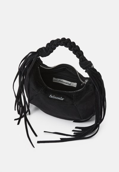 Svart kordflorsväska med flätat handtag och fransdetaljer. Har en dragkedjestängning och metallisk logotypdetalj. Rymligt inre.
