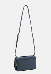 COACH LUXE REFINED BANDIT SHOULDER  - Taška s příčným popruhem - denim