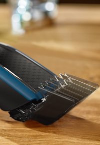 Organizzatore di documenti in plastica nera e blu con superficie texture e cinque divisori in acrilico trasparente, posizionato su un tavolo di legno.