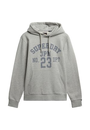 Sudadera gris claro con bolsillo frontal y cordones, que presenta el texto azul "SUPERDRY JPN NO. 23 DPT" impreso en el pecho.