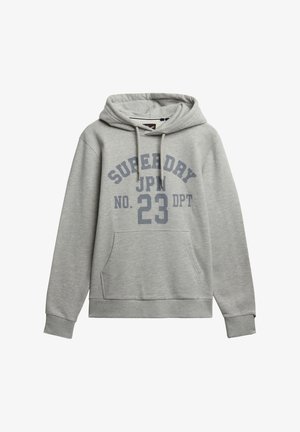 Lichtgrijze hoodie met een voorzak en trekkoorden, voorzien van blauwe tekst "SUPERDRY JPN NO. 23 DPT" gedrukt op de borst.