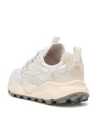 Scarpa sportiva grigia chiara con tomaia in suede e mesh, dotata di ritagli decorativi, suola ammortizzata e linguetta sul tallone per una facilità di calzata.