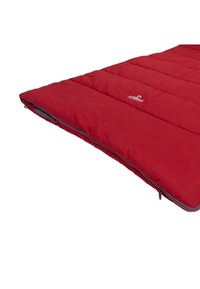 Rode slaapzak met een doorgestikt ontwerp en een grijze rits. Zachte stoftextuur, met het merklogo prominent op de oppervlakte.