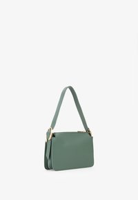 Borsa a mano verde in pelle con una forma rettangolare semplice, manico corto e dettagli in metallo dorato. Texture liscia, senza motivi visibili.