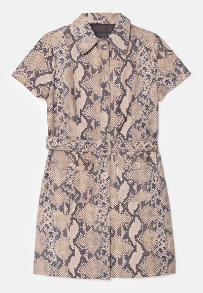 Φόρεμα κοντομάνικο σε μπεζ και σκούρο μπλε σχέδιο με φίδι, διαθέτοντας κλειστό γιακά, κουμπιά μπροστά, και ζώνη στη μέση.