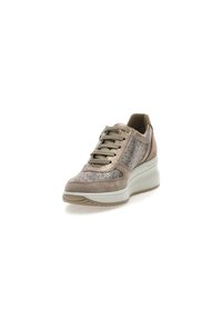 Sneaker marrone chiaro in suede con dettagli perforati, design con lacci e suola bianca imbottita. Punta arrotondata e tacco sollevato.