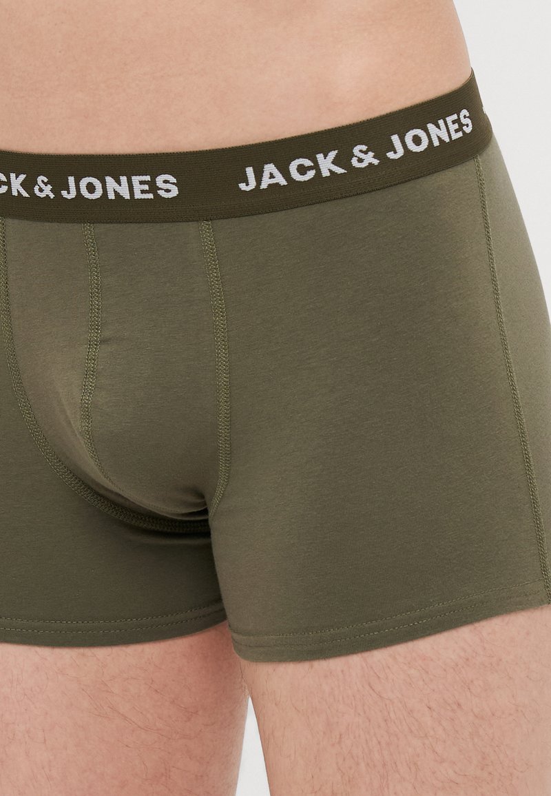 Oliwkowe bokserki z miękkiej tkaniny i kontrastującą czarną gumką w pasie z białym napisem "JACK & JONES".