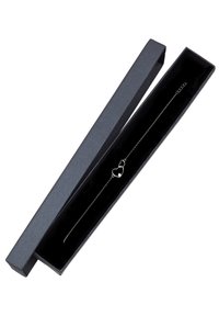 Braccialetto a forma di cuore in argento all'interno di una scatola regalo foderata in velluto nero. Il braccialetto presenta due cuori intrecciati e una delicata catena.