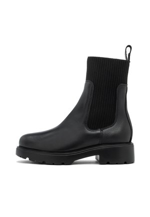 Stivaletto in pelle nera con parte superiore in tessuto a coste, suola in gomma spessa e linguetta di pull. Finitura liscia con pannelli laterali elastici per una facile calzata.