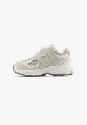 Sneaker con una parte superiore in suede e mesh beige, logo "N" prominente, suola ammortizzata e suola in gomma testurizzata per una migliore trazione.