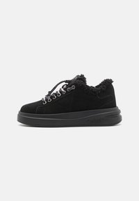 Sneaker nera in suede con bordo peloso, suola piatta in gomma nera, design con lacci e occhielli in metallo. Logo impressa di lato.