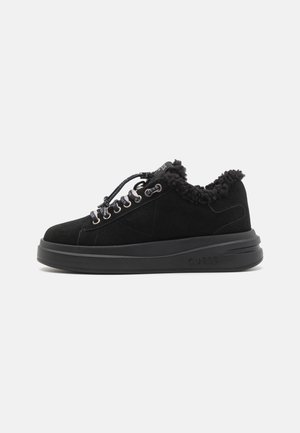 Sneaker nera in suede con bordo peloso, suola piatta in gomma nera, design con lacci e occhielli in metallo. Logo impressa di lato.