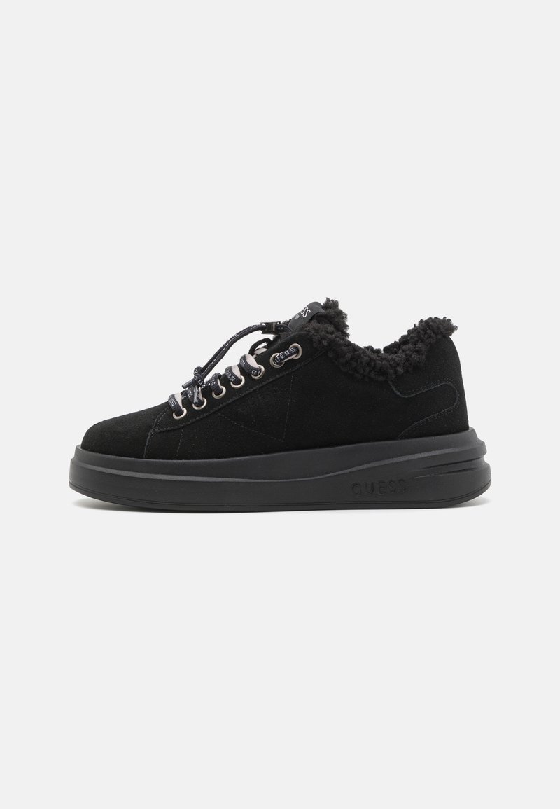 Sneaker nera in suede con bordo peloso, suola piatta in gomma nera, design con lacci e occhielli in metallo. Logo impressa di lato.