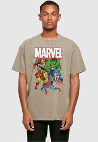 Beige bavlněné tričko s postavami Marvel v jasných barvách, včetně Hulka a Spider-Mana, s výrazným nápisem "MARVEL".