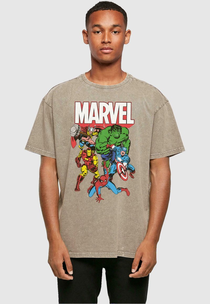 Beige bavlněné tričko s postavami Marvel v jasných barvách, včetně Hulka a Spider-Mana, s výrazným nápisem "MARVEL".