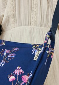 Cath Kidston MINI MESSENGER - Keresztpántos táska - navy floral bunches