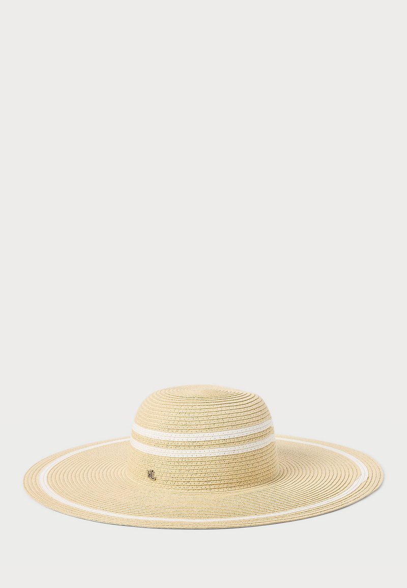 Chapéu de palha de aba larga em bege com duas riscas brancas, apresentando um design circular texturizado e um pequeno detalhe de logo na lateral.