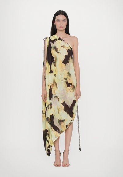 Vestido asimétrico de un solo hombro en estampado floral amarillo y marrón con una silueta drapeada y un acento de cadena plateada en el hombro.