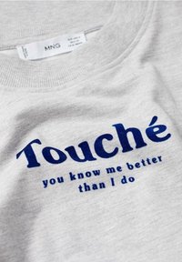 Grå bomuldssweatshirt med blå tekst, der lyder "Touché du kender mig bedre, end jeg gør" i fed skrift.