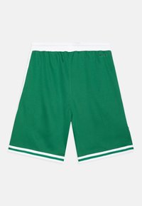 Zielone szorty sportowe z teksturowanej tkaniny, biała elastyczna talia oraz białe paski po bokach u dołu.