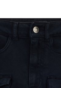 Jeans in denim scuro con un classico design a cinque tasche, chiusura con bottone metallico e cuciture resistenti. Texture liscia con una leggera lucentezza.