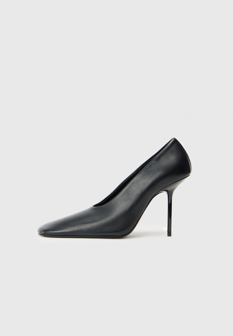Čierne kožené lodičky na vysokom opätku s ostrou špičkou a elegantným siluetou. Obsahujú lesklý stiletto opätok a hladkú textúru.