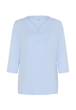 Top bleu deschis cu mânecile trei sferturi, realizat dintr-un material neted, având un decolteu în V cu un detaliu pliat în centru. Design simplu, fără modele.