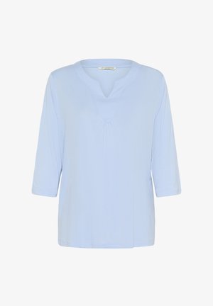 Top bleu deschis cu mânecile trei sferturi, realizat dintr-un material neted, având un decolteu în V cu un detaliu pliat în centru. Design simplu, fără modele.