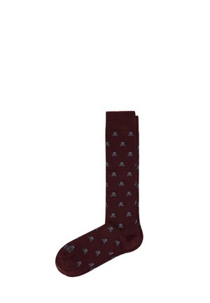 Calcetines marrones con un patrón de calaveras y huesos cruzados en azul. Hechos de una tela suave con un puño acanalado. Aptos para uso casual.
