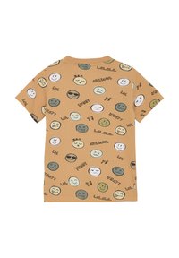 Kortærmet, tan bomulds t-shirt med forskellige emoji ansigtstræk og tekstdesigns spredt over stoffet i flere farver.