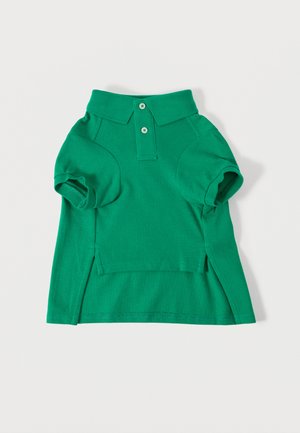 Polo vert à manches courtes pour chien avec col, deux boutons et fentes latérales, présenté à plat sur un fond blanc.