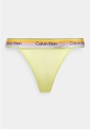 Chiloți tip tanga galbeni cu talie în culorile curcubeului, având pe ea repetate logo-urile „Calvin Klein” în text negru.