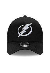 Schwarze Kappe mit einem abgerundeten Schirm, auf dem sich ein großes weißes Blitzlogo in einem Kreis befindet. Hergestellt aus strukturiertem Stoff mit einem verstellbaren Riemen.