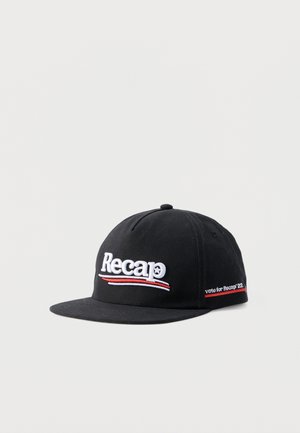 Casquette de baseball noire avec le texte blanc "Recap" et un soulignement rouge et blanc brodés à l'avant, et "vote for Recap '22" sur le côté.