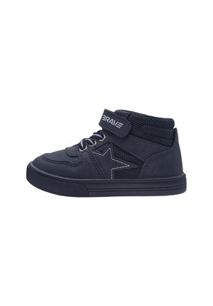Czarny sneaker za kostkę z nadrukiem gwiazdy, sznurowanym przodem i paskiem na rzep z napisem "BRAVE" na białym tle.