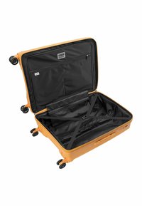 Valigia rigida arancione con interno nero. L'interno presenta cinghie per fissare gli oggetti e tasche in rete per l'organizzazione. Quattro ruote.
