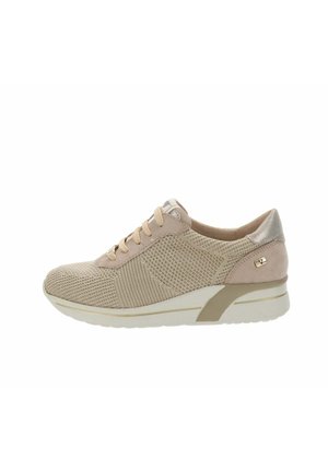 Scarpa da ginnastica beige in maglia con chiusura frontale con lacci, collo imbottito, dettaglio metallico sul tallone e suola bianca spessa con striscia beige.