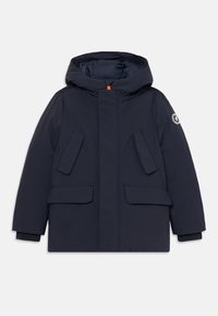 Námornícky parka kabát s kapucňou, dvomi prednými vreckami s klopou a zipsom. Obsahuje oranžový akcent na krku a rebrované manžety na rukávoch.