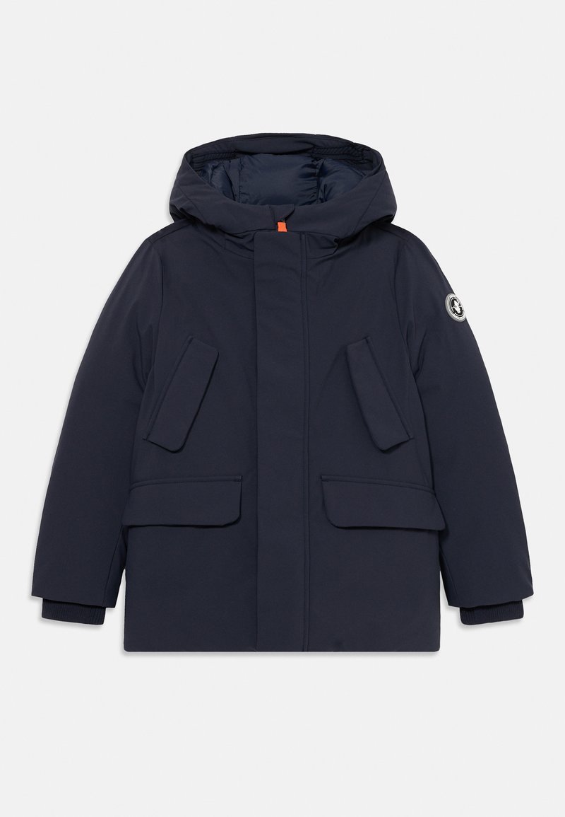 Námornícky parka kabát s kapucňou, dvomi prednými vreckami s klopou a zipsom. Obsahuje oranžový akcent na krku a rebrované manžety na rukávoch.