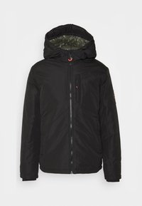 Giacca nera isolata con cappuccio, cerniera frontale e tasche laterali. Presenta una tasca sul petto e una fodera interna di colore verde oliva.