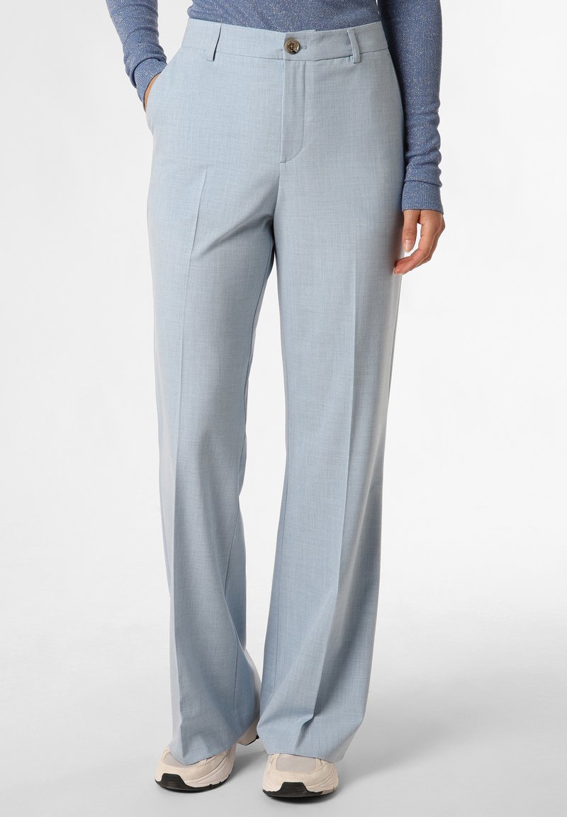 Pantalones ajustados de color azul claro con cierre de botón, bolsillos frontales y una textura suave. Combinados con zapatillas beige para un look casual.