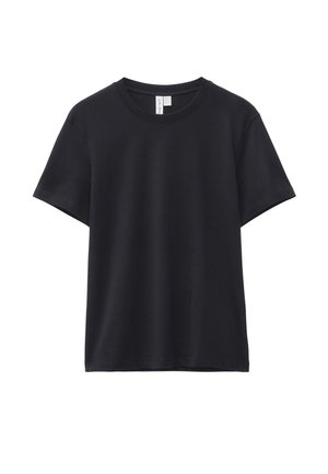 Čierne tričko s krátkym rukávom, okrúhlym výstrihom, rovnakým lemom a malou bielou nášivkou na krku viditeľnou zvnútra goliera.