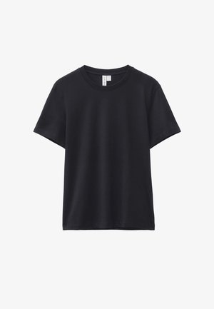 Čierne tričko s krátkym rukávom, okrúhlym výstrihom, rovnakým lemom a malou bielou nášivkou na krku viditeľnou zvnútra goliera.