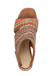 Καφέ πλατφόρμα με ανοιχτά δάχτυλα, πολύχρωμες υφαντές λουρίδες και πλευρικό πόρπη, με την επωνυμία "Marco Tozzi" στο εσωτερικό.