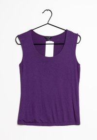 Top morado sin mangas hecho de un tejido suave, con un escote redondeado y un dobladillo recto, expuesto en una percha negra.