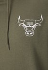 NBA CHICAGO BULLS LEAGUE ESSENTIALSOVERSIZED HOODIE - Fanartikel - olive