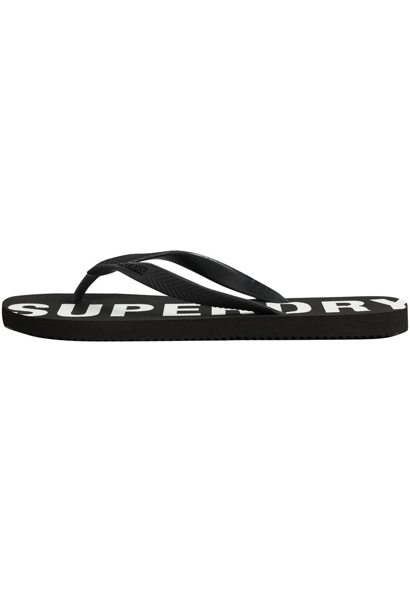 Tongs noires avec des brides en caoutchouc, dotées d'une semelle texturée et de "SUPERDRY" imprimé en blanc sur la semelle intérieure.